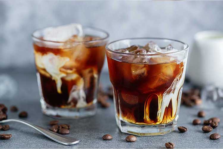 Iced Coffee cu Vanilie, Cardamom și Lapte de Migdale